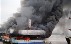 Hà Nội: Thuyền nổi ở Hồ Tây cháy dữ dội