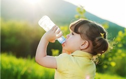 Cách phòng tránh mất nước cho trẻ ngày hè