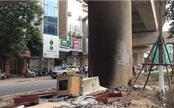 Vận động nhân dân không tập kết, đốt rác thải ở chân trụ cầu đường sắt Cát Linh - Hà Đông