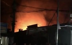 Nghệ An: Cháy chợ lúc nửa đêm, hàng chục ki ốt bị thiêu rụi
