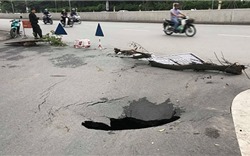 Hố tử thần sâu 2m bất ngờ xuất hiện trên đường phố Hà Nội