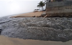 Nước ô nhiễm lại tiếp tục đe dọa biển Đà Nẵng sau mưa lớn