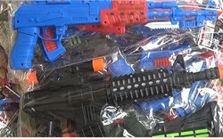 Thu giữ 420 khẩu súng đồ chơi bạo lực đang trên đường đi tiêu thụ