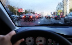 Vì sao tuyệt đối không lái xe vào vũng nước đục trên đường khi trời mưa?
