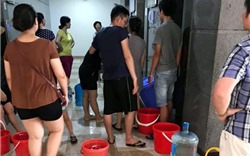 Hà Nội: Gần 10.000 cư dân bức xúc khi phải chờ đợi xách từng xô nước trong 3 ngày liên tiếp