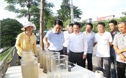 Chủ tịch UBND TP Hà Nội kiểm tra việc thử nghiệm làm sạch sông Tô Lịch
