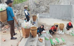 Quảng Nam: Nắng hạn kéo dài, người dân vượt rừng cả cây số gùi từng can nước