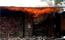 Nghệ An: "Bà hỏa" thiêu rụi một lò sấy gỗ