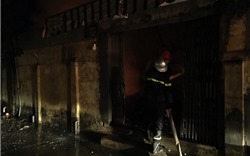 Hà Nội: Giải cứu 2 người mắc kẹt trong đám cháy lúc rạng sáng