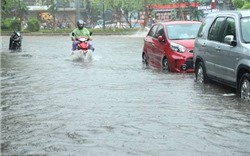 Hà Nội mưa lớn, nhiều tuyến đường ngập trong biển nước