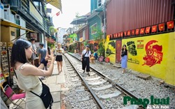 Hà Nội: Du khách vẫn bất chấp nguy hiểm "thả dáng" trên "phố đường tàu"