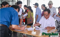 Người thuộc diện ưu tiên phấn khởi đi làm thẻ xe bus miễn phí ở Hà Nội