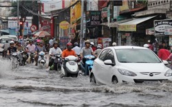 Tuyệt chiêu lái xe khi đường ngập nước 