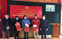 Lãnh đạo Liên đoàn Lao động Hà Nội thăm, trao hỗ trợ cho người lao động khó khăn