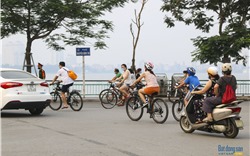 Bất chấp dịch bệnh, nhiều người dân Hà Nội vẫn tụ tập, đạp xe quanh Hồ Tây 