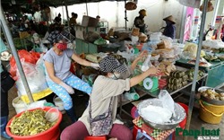 Khu chợ 100% tiểu thương đeo kính chắn giọt bắn tại Hà Nội giữa mùa dịch Covid
