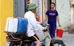 Người Hà Nội lỉnh kỉnh can, thùng đợi xách nước sạch miễn phí