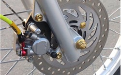 Nhiều lỗ nhỏ được trang bị trên phanh đĩa xe máy có công dụng gì?