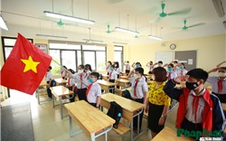 Tiết chào cờ đặc biệt tại trường THCS Khương Đình trong ngày đầu đi học trở lại 