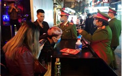 Phòng dịch Covid-19: Công an Hà Nội tổng kiểm tra quán bar, karaoke ở Hoàn Kiếm