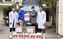Trường Đại học Bách khoa Hà Nội tặng dung dịch sát khuẩn cho huyện Bình Xuyên