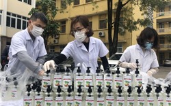 Đại học Thủ đô Hà Nội tự sản xuất, phát miễn phí nước rửa tay sát khuẩn
