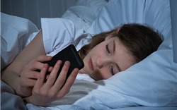 Những thói quen tai hại khi sử dụng điện thoại cả ngày