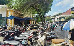 Quận Hoàn Kiếm: Vỉa hè thành bãi gửi xe, người dân bị đẩy xuống lòng đường