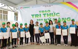 FE CREDIT tiếp sức hơn 100 học sinh nghèo Trà Vinh