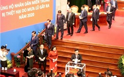 Đại biểu Đại hội Đảng bộ thành phố Hà Nội khoá XVII ủng hộ đồng bào miền Trung