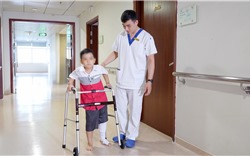 Vinmec lần đầu thay toàn bộ xương đùi bệnh nhi ung thư nhỏ tuổi nhất thế giới