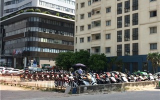 Khổ như chung cư Hà Nội: Dân leo rào, lách ô tô vào nhà
