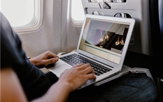 Tiếp tục cấm sử dụng Macbook Pro 15 inch trên máy bay