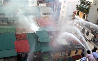 Hà Nội: Cháy lớn tại khu tập thể cũ đường Trần Quốc Toản