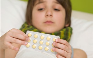 6 nguy hiểm khôn lường khi cho trẻ nhỏ dùng thuốc kháng sinh các mẹ cần biết