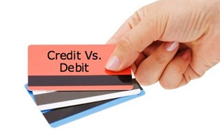Thẻ tín dụng và thẻ ghi nợ: Nên dùng loại nào?