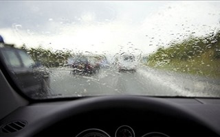 Muốn lái xe an toàn khi trời mưa, hãy đeo kính râm!