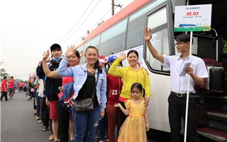 FE CREDIT tổ chức chương trình “Chuyến Xe Gắn Kết – Tết Đầy Yêu Thương” đưa 405 công nhân về các tỉnh miền Trung sum họp Tết