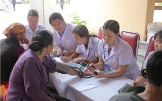 Bảo Việt Nhân Thọ tổ chức khám bệnh và tặng quà cho 600 người nghèo tại Nghệ An