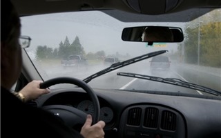 Hướng dẫn cách lái xe an toàn khi trời mưa
