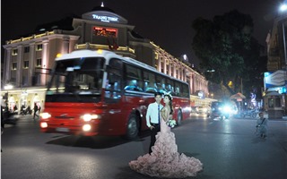 Mạo hiểm, vui nhộn... chụp bộ ảnh cưới đêm ở Hà Nội