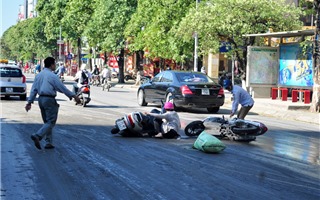 Hà Nội: Hàng loạt xe máy “vồ ếch” trên đường 
