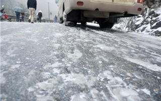 Đường đóng băng, hành khách quấn chăn xuống đường 