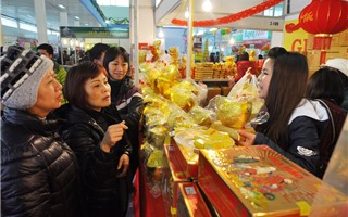 Bánh kẹo, đồ gia dụng “hot” tại hội chợ Tết lớn nhất Hà Nội 