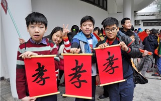 Hà Nội: Trẻ nhỏ thích thú xin chữ thư pháp trước Tết 