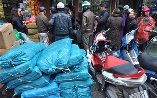 Hà Nội: Bánh chưng "đổ bộ" vỉa hè, người dân chen nhau xếp hàng đợi mua  
