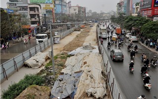 Hà Nội: Vật liệu phủ bạt, người dân "ngột ngạt" di chuyển qua dự án 