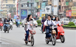Hà Nội: Học sinh đi xe điện không đội mũ bảo hiểm tràn lan trên đường 