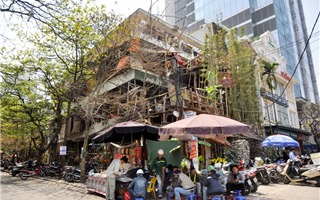 Hà Nội: Rùng mình với cách trang trí quán nhậu kì quái trên phố Thái Hà 