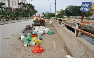 Hà Nội: Chướng mắt với bãi rác khổng lồ giữa cầu